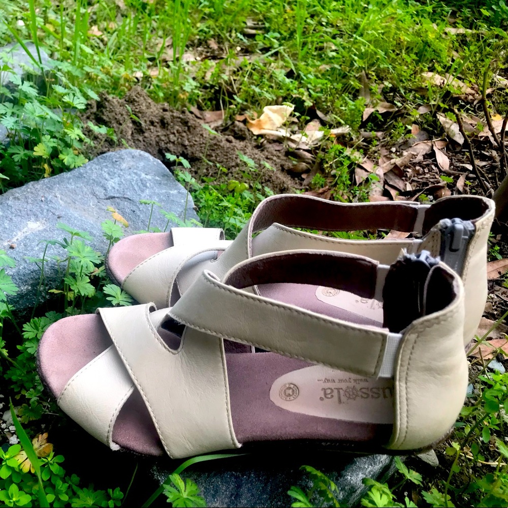 Bussola Leather Walking Sandals Kitten Heel Zip Up